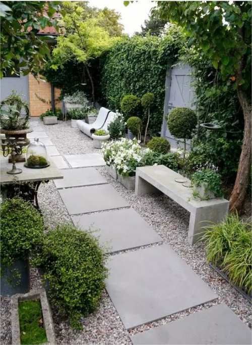 Gartenwege mit Kies interessante Gestaltung viereckige große Steinplatten Sitzbank aus Stein