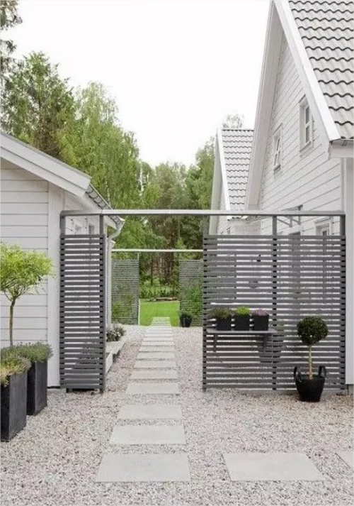 Gartenwege mit Kies minimalistische Gestaltung klare Formen wenig Pflanzkuebel
