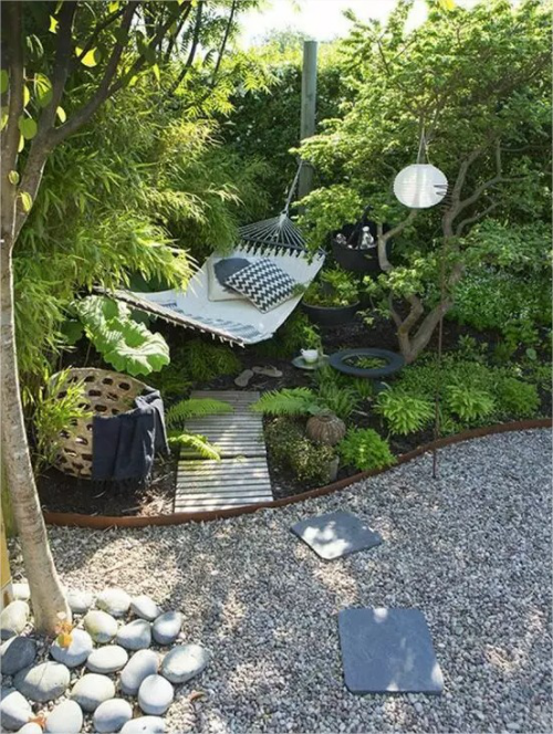 Gartenwege mit Kies mit anderen Naturmaterialien kombinieren mit Steinplatten dekorativen Steinen