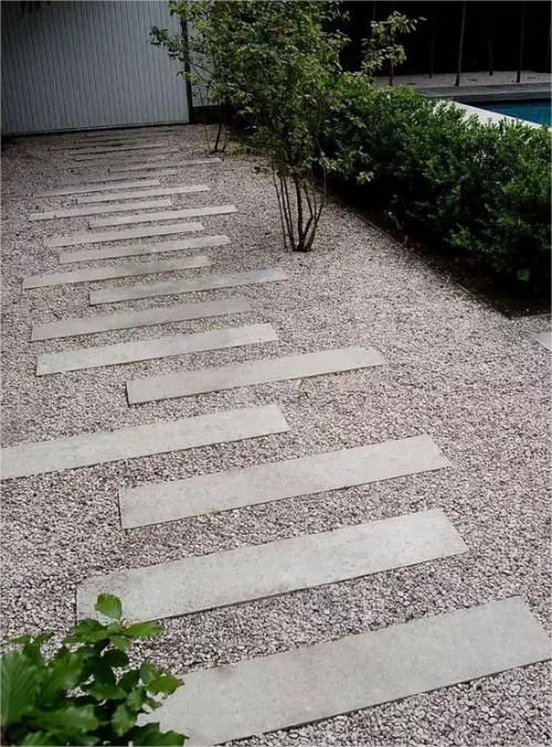 Gartenwege mit Kies mit langen grauen Steinplatten belegt meisterhafte Gestaltung