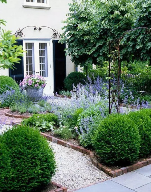 Gartenwege mit Kies sehr ansprechend Einbettung Ziegel blau blühende Pflanzen