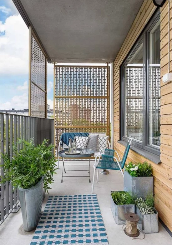 Gestaltungsideen fuer Balkon einfache Balkongestaltung Moebel aus Metall dezente Farben