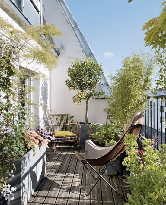 Gestaltungsideen fuer Balkon einfache Sitzgelegenheiten viele gruene Topfpflanzen
