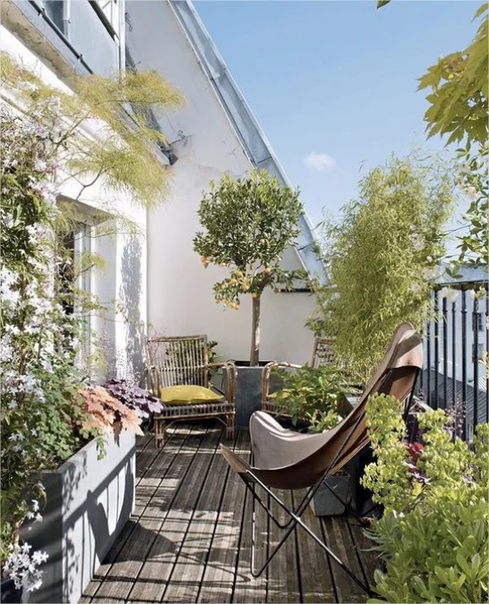Gestaltungsideen fuer Balkon einfache Sitzgelegenheiten viele gruene Topfpflanzen