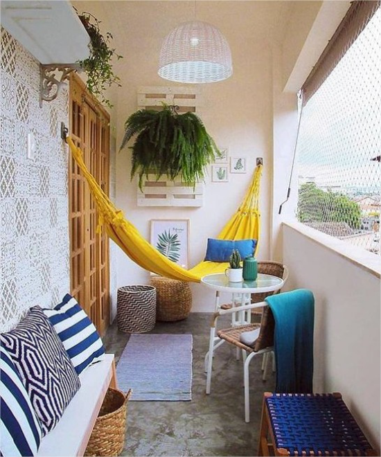 Gestaltungsideen fuer Balkon gelbe Schaukel ein Urlaubs-Feeling