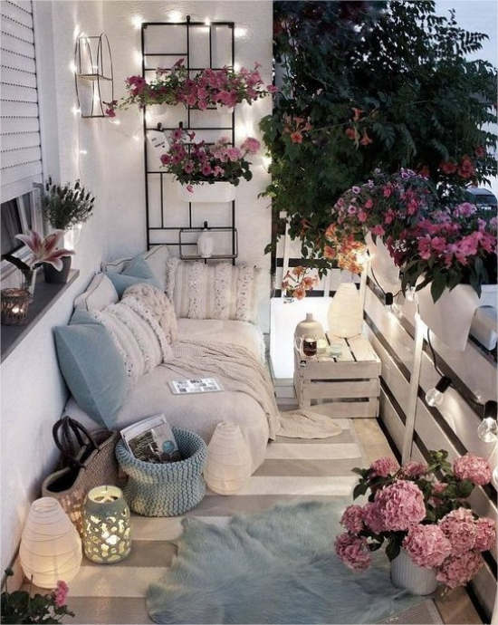 Gestaltungsideen fuer Balkon graue Moebel rosa Hortensien Blumen Romantik pur