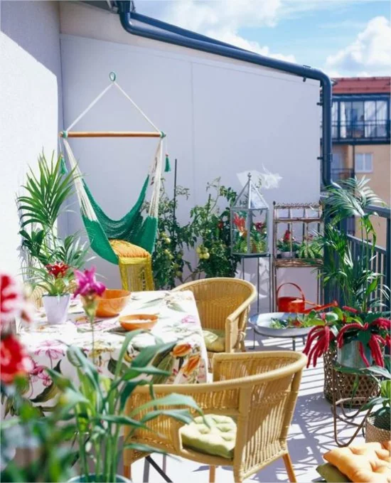 Gestaltungsideen fuer Balkon gruene Kuebelpflanzen sbluehende Blumen attraktive Blickpunkte