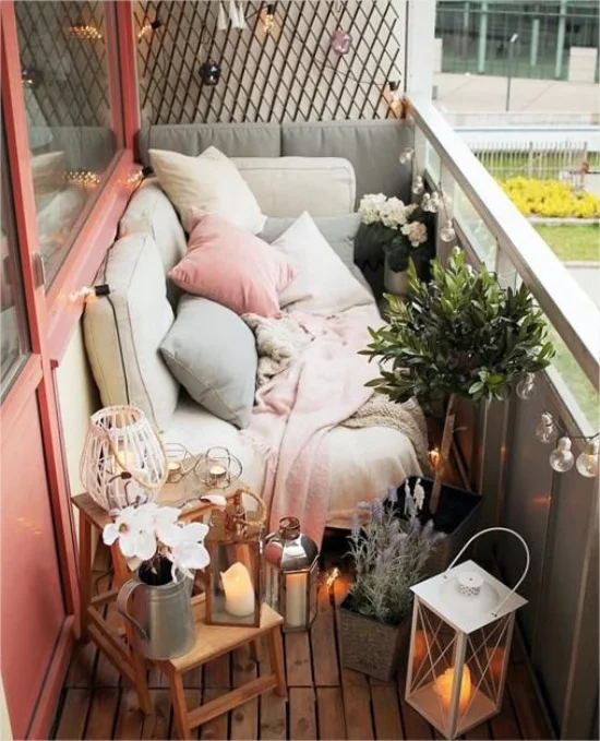 Gestaltungsideen fuer Balkon romantisch rosa und weiß Blumen Laternen