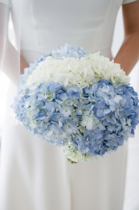 Hochzeitsdeko mit Hortensien Brautstrauß in zarten Farbtönen hellblau weiß
