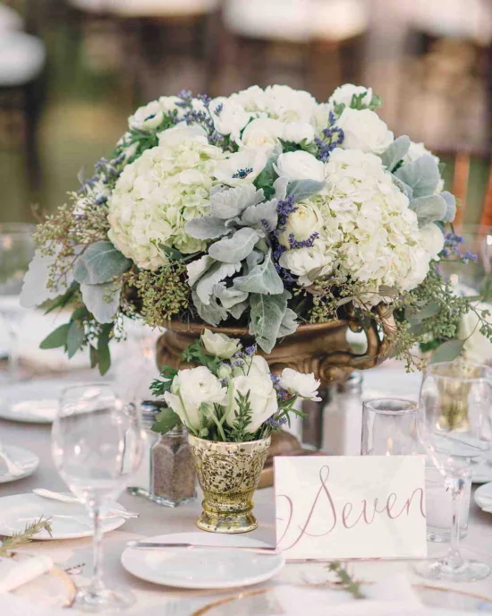 Hochzeitsdeko mit Hortensien Hingucker auf dem Tisch ueppiger Schmuck mit weißen Rosen