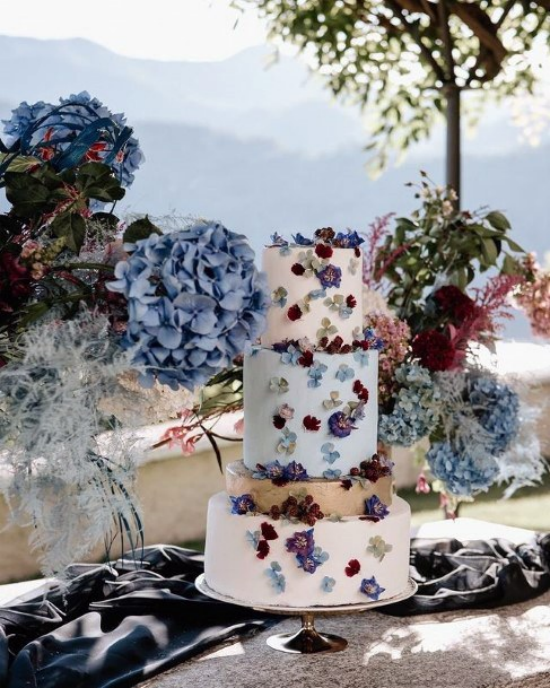 Hochzeitsdeko mit Hortensien Hochzeitstorte essbare Blüten blaue Hortensien