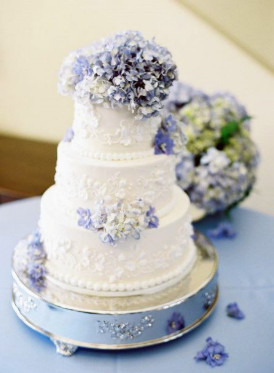 Hochzeitsdeko mit Hortensien Hochzeitstorte lavendelblau und weiß in Kombination