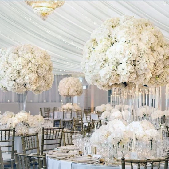 Hochzeitsdeko mit Hortensien Innenraum praechtig mit weißen Blueten dekoriert