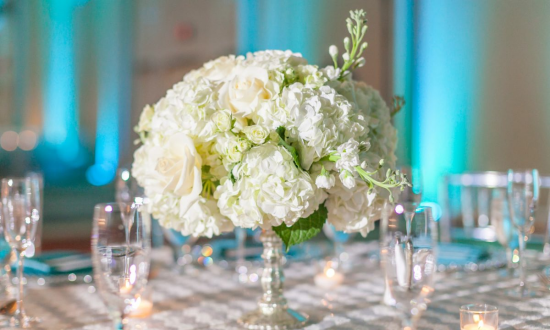 Hochzeitsdeko mit Hortensien Tischdeko mit weißen Blueten im Glas stilvoller Schmuck
