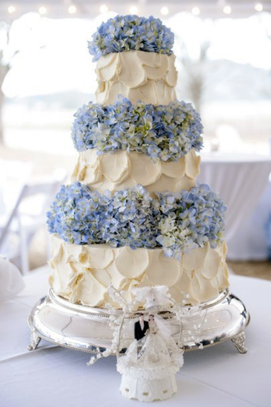 Hochzeitsdeko mit Hortensien Torte mit blauen Blueten geschmueckt