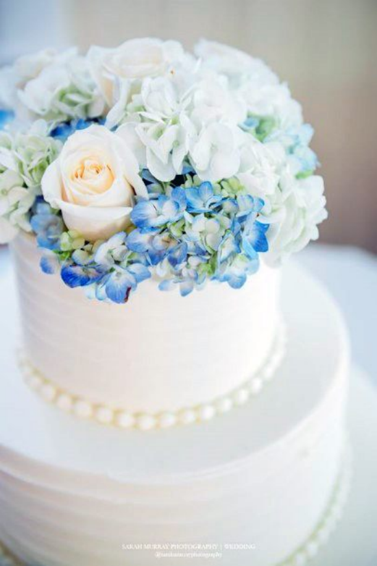 Hochzeitsdeko mit Hortensien Torte weiße Rose hellblaue Hortensien herrlicher Look