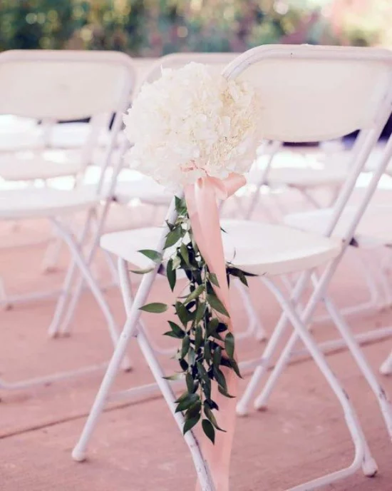Hochzeitsdeko mit Hortensien am Stuhl selbst gebastelt budgetfreundlich auffallend schoen