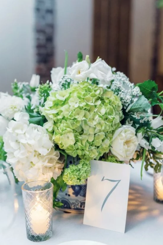 Hochzeitsdeko mit Hortensien auf dem Tisch Glas mit Kerze selber basteln budgetfreundlich