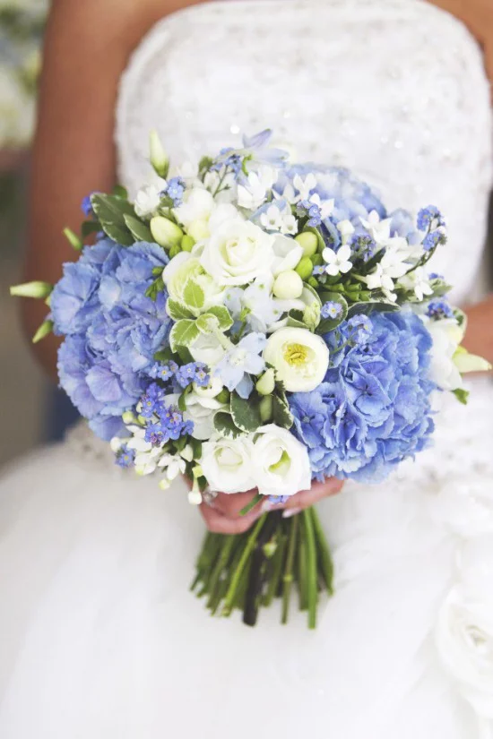 Hochzeitsdeko mit Hortensien blaue Hortensien mit weißen Blumen kombinieren schoener Brautstrauß