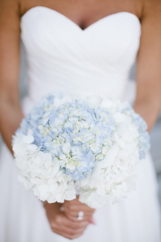 Hochzeitsdeko mit Hortensien brautstrauß weiße hellblaue Blueten ein Hauch Romantik