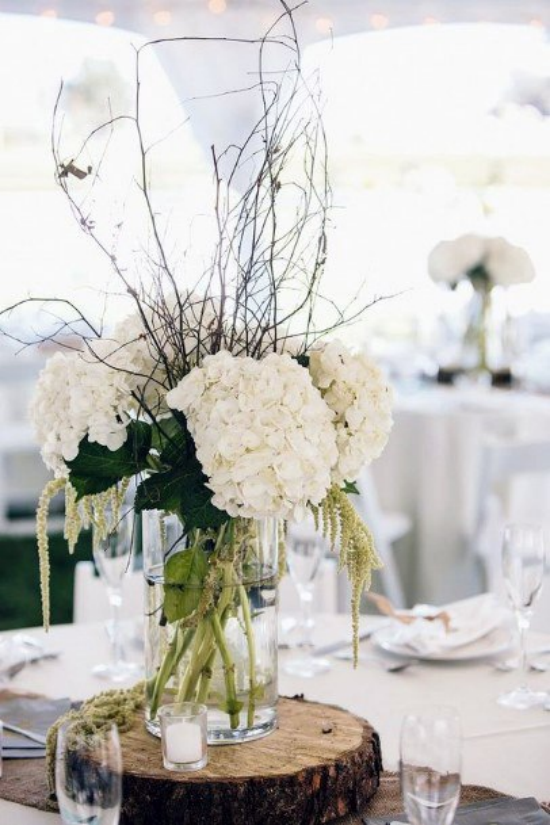 Hochzeitsdeko mit Hortensien ein herrliches Mittelstueck weiße Blueten schweißt alles zusammen
