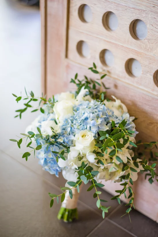 Hochzeitsdeko mit Hortensien schoener Strauß weiße Rosen blaue Hortensien gruene Blaetter