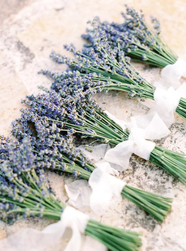Hochzeitsdeko mit Lavendel Bouquets fuer die Damen binden