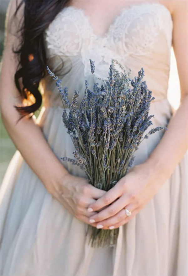 Hochzeitsdeko mit Lavendel Brautstrauß fein gebunden
