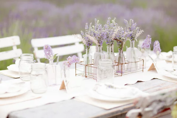 Hochzeitsdeko mit Lavendel Esstisch mit Lavendelstielen in Glaesern schmuecken