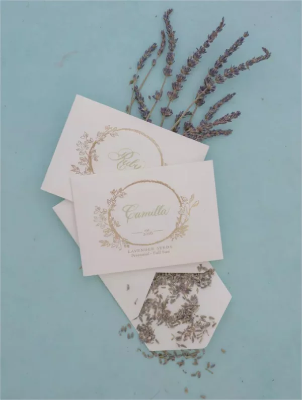 Hochzeitsdeko mit Lavendel Stiele Briefumschlaege Einladungen zur Hochzeitsparty