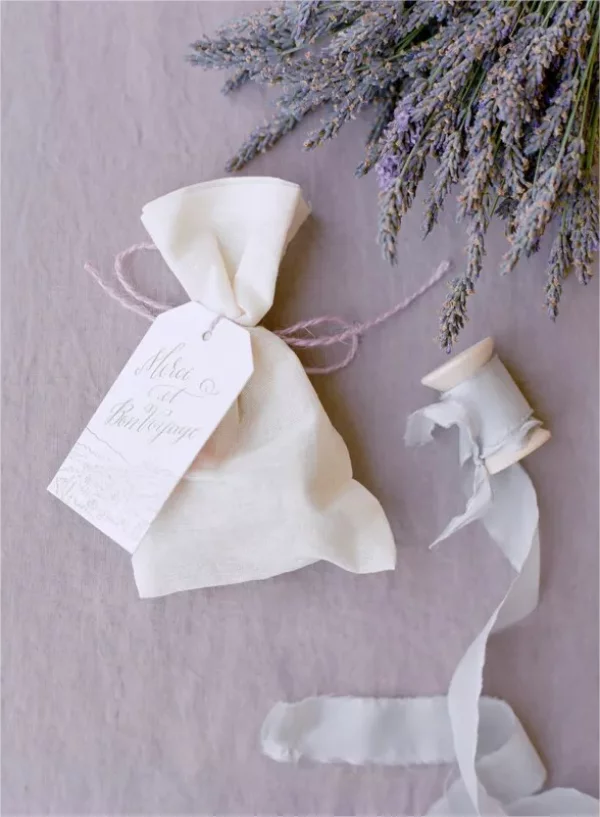 Hochzeitsdeko mit Lavendel duftendes Lavendelsaeckchen Geschenk fuer jeden Hochzeitsgast