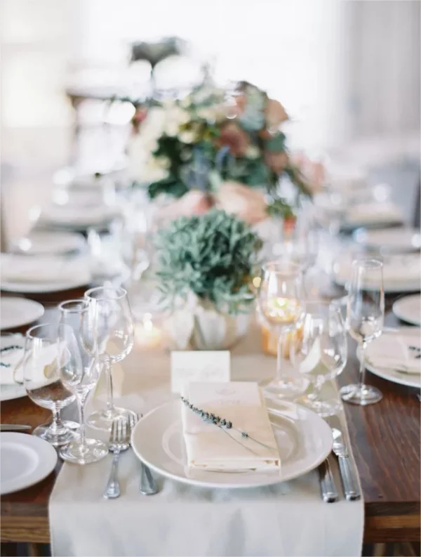 Hochzeitsdeko mit Lavendel festlich gedeckter Tisch Kristallglaeser