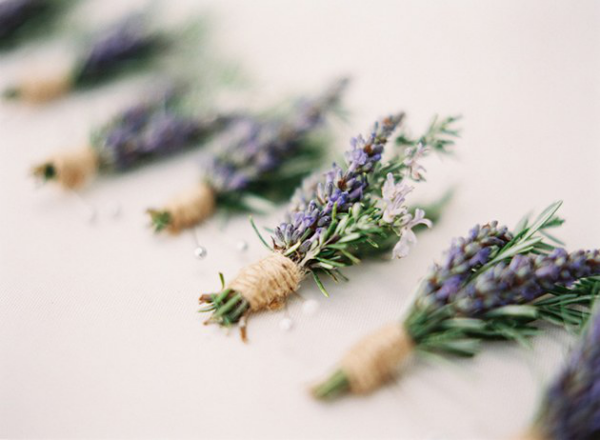 Hochzeitsdeko mit Lavendel kleine Bouquets natuerlichste Dekoration