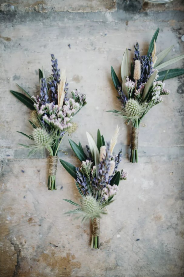 Hochzeitsdeko mit Lavendel kleine Lavendelstraeusse Wildblumen einfach aber preiswert