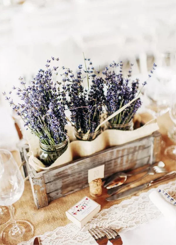Hochzeitsdeko mit Lavendel laendlicher Look Kiste mit Lavendelstielen in Glaesern