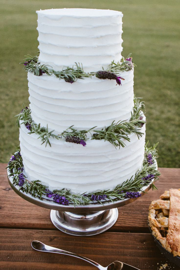 Hochzeitsdeko mit Lavendel lecker schmeckende und gutaussehende Hochzeitstorte