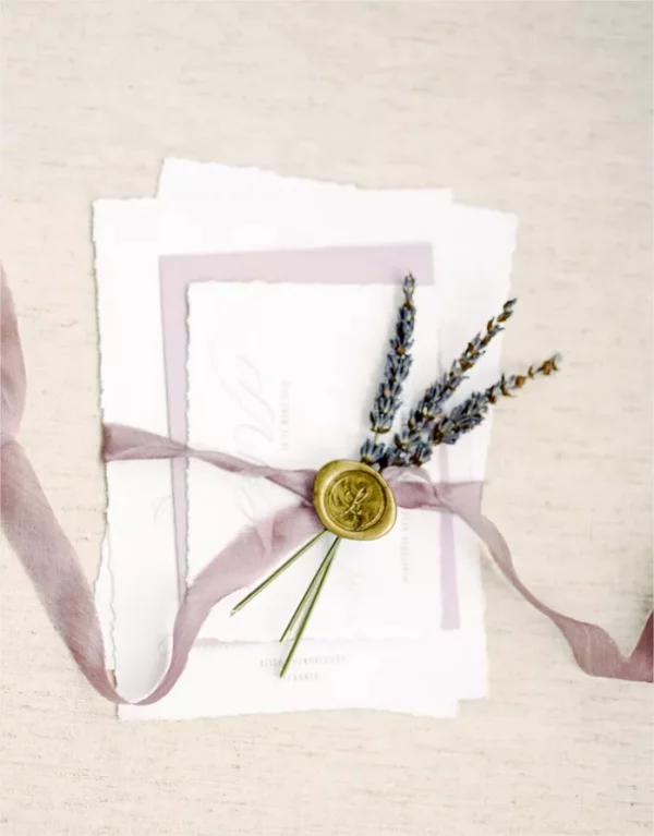 Hochzeitsdeko mit Lavendel nette Einladungen zur Hochzeit Briefumschlaege mit Lavendelstielen geschmueckt