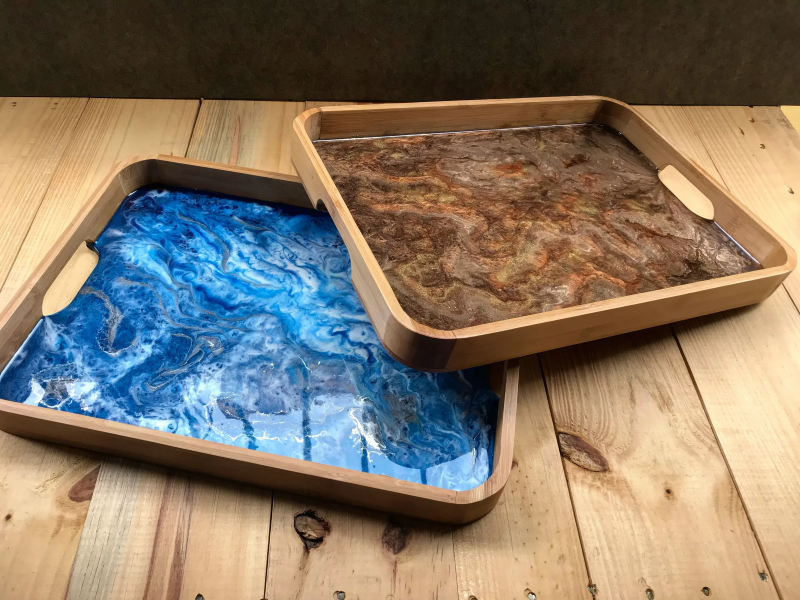 Holztablett selbst gestalten und dekorieren – Bastelideen und Tipps epoxidharz giessharz blau braun