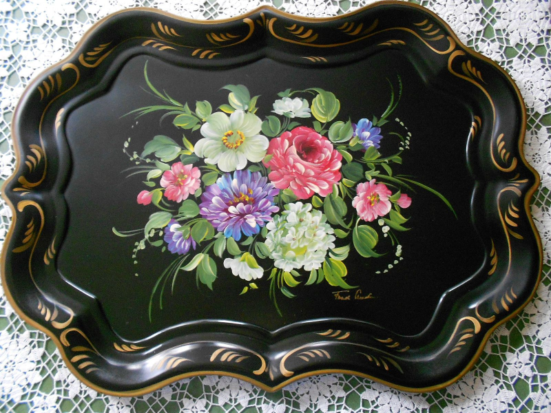 Holztablett selbst gestalten und dekorieren – Bastelideen und Tipps florale motive viktorianisch