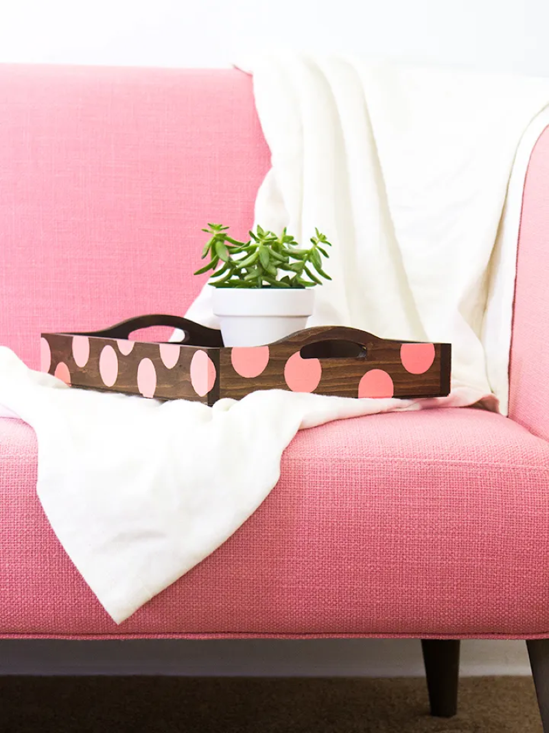 Holztablett selbst gestalten und dekorieren – Bastelideen und Tipps polka dot rosa niedlich
