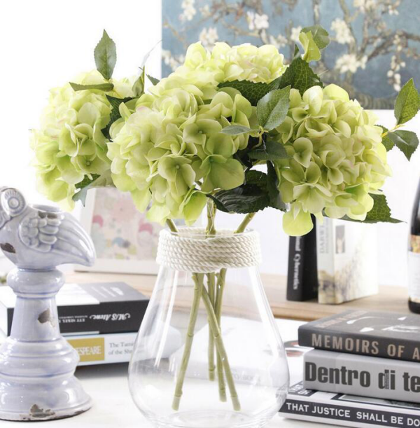 Hortensien Deko hellgruene Blüten in Vase das Ambiente zum Strahlen bringen