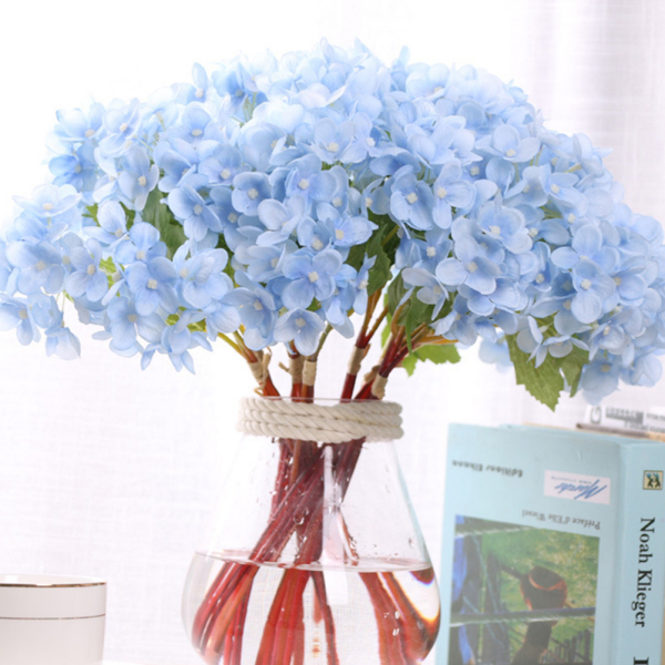 Hortensien Deko zuhause blaue Blueten in der Vase arrangiert
