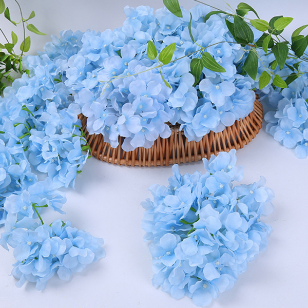 Hortensien Deko zuhause blaue Hortensienblueten Seltenheit auf dem Tisch arrangiert