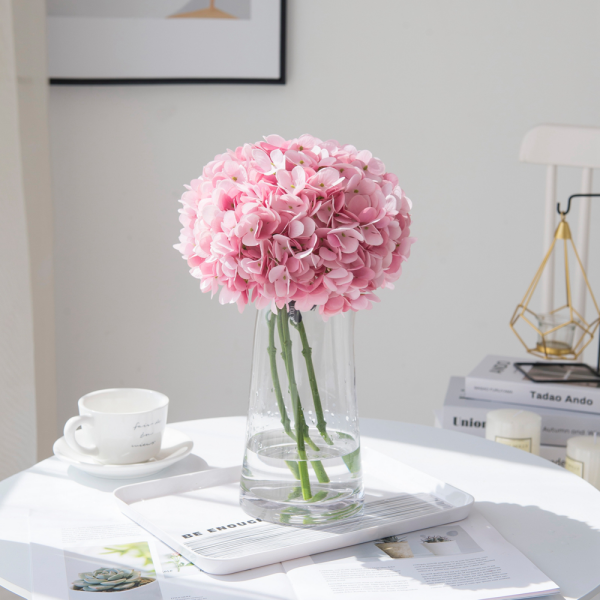 Hortensien Deko zuhause rosa Blueten Vase aus Glas auf dem Kaffeetisch Blickfang