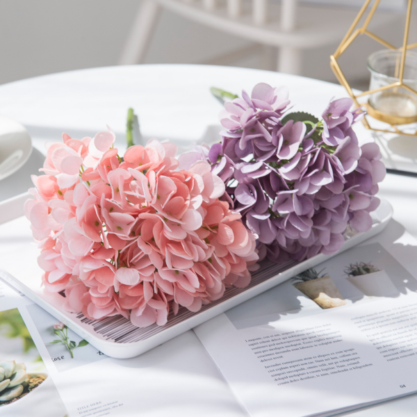 Hortensien Deko zuhause rosa fliederfarbene Blueten als Tischschmuck