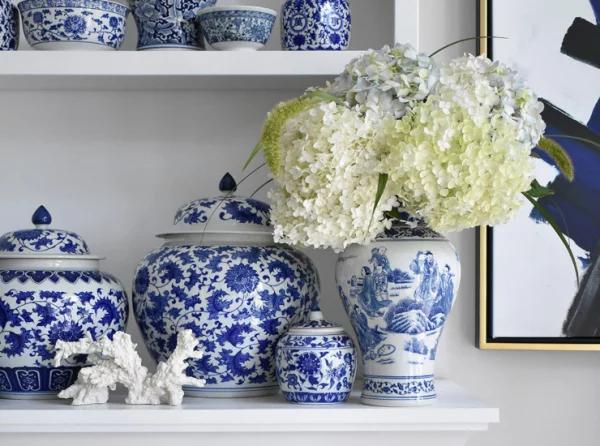 Hortensien Deko zuhause schönes Porzellangeschirr auf dem Regal weiße Blueten in Vase