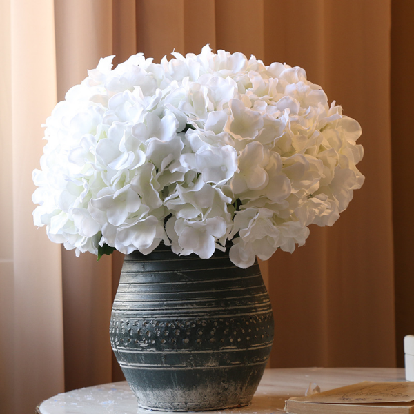 Hortensien Deko zuhause weiße Blueten alte Vase herrlicher Blickfang