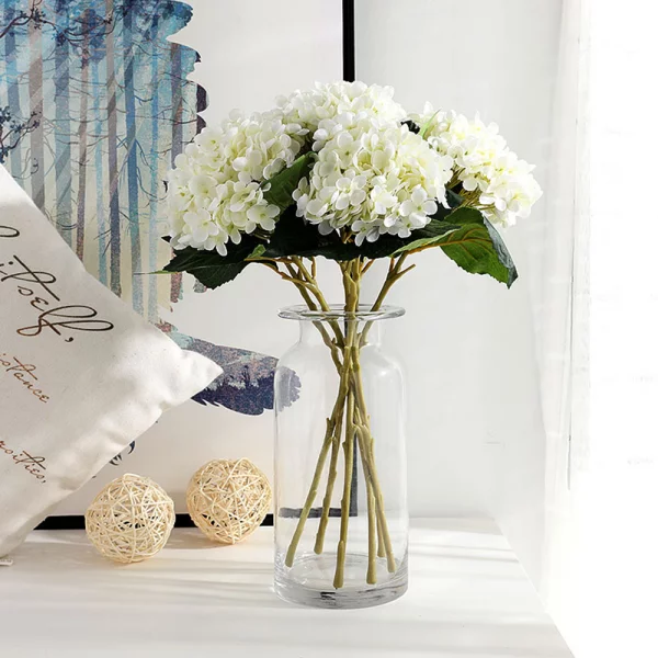 Hortensien Deko zuhause weiße Blueten in Vase kleine Tricks fuers arrangieren