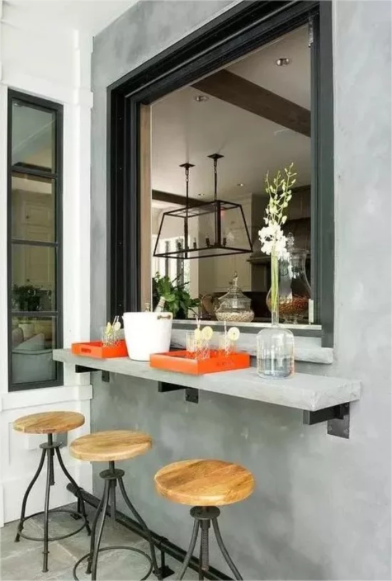 Indoor-Outdoor-Kuechen Innenküche großes Fenster Hocker Cocktails serviert