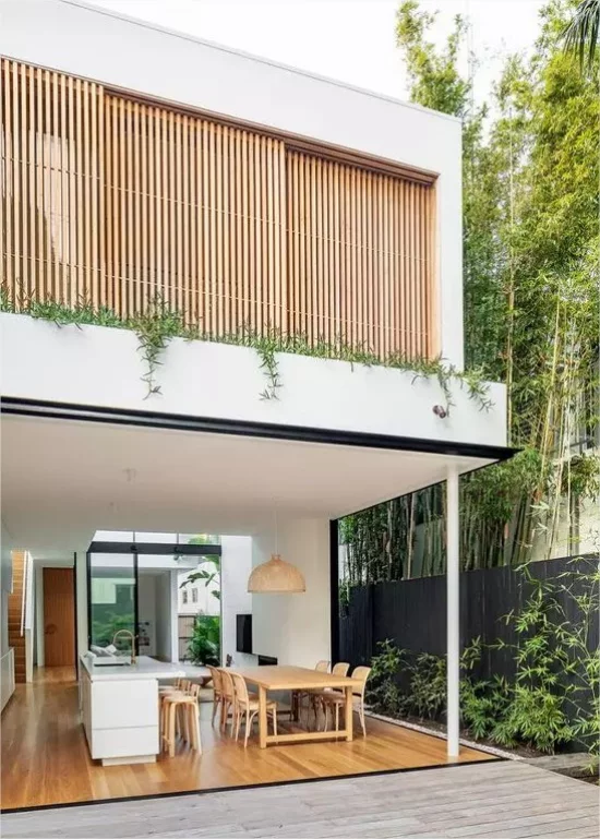 Indoor-Outdoor-Kuechen modern Gestaltung offener Raum großer Esstisch Holzstuehle